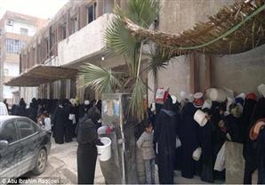 بالصور- ''طوابير'' الرقة تفضح تنظيم داعش وتكشفه على حقيقته 