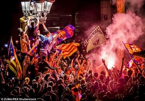 بالفيديو والصور- جماهير برشلونة تنطلق إلى الشوارع احتفالا بالليجا