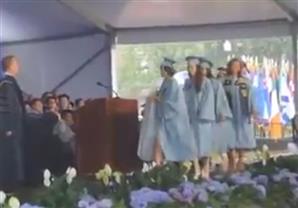 تحتج على اغتصابها بدخولها حفل تخرجها حاملة مرتبتها