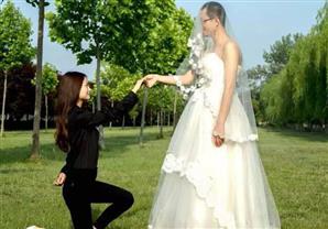 بالصور شباب يرتدون فساتين زفاف ..والسبب؟