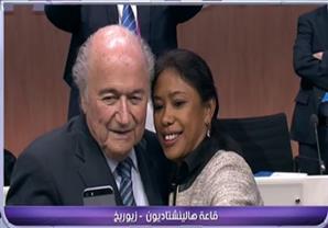 بالصور.. السيلفي يغزو الفيفا بعد فوز بلاتر بالرئاسة