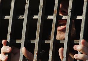 رفض صاحبها صرف ترامادول له.. حبس عاطل هاجم صيدلية بالمولوتوف ببني سويف