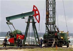 النفط يتراجع بفعل مخاوف من وفرة المعروض