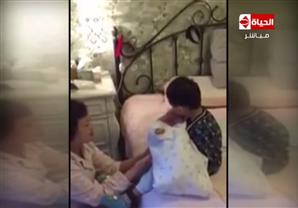 طفل صغير يداعب أخوه الأصغر منه وكاد أن يودي بحياته