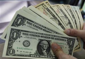 الدولار يتراجع مع استمرار التقلبات في سوق السندات