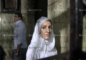 بالصور- سيدة المطار تحمل 3 أشياء أثناء محاكمتها.. منها واحدة ممنوعة