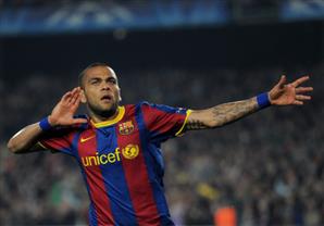 داني ألفيس يوضح أسباب بقائه مع برشلونة