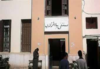 وفاة مصاب في حادث داخل مستشفى "ببا".. والأهالي يعتدون على الأطباء