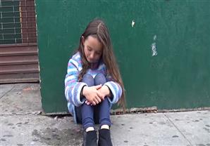 كاميرا خفية لمساعدة طفلة تائة... تنتهي بمحاولة اختطافها