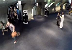 ديناصور يهاجم رواد إحدى صالات السينما في دبي