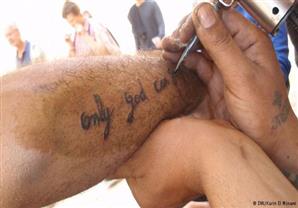 فنان للوشم المسيحي في أزقة القاهرة