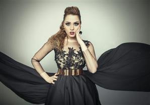 بالصور - أنوسة كوتة تداعب النمر ''مدحت'' في جلسة تصوير جريئة