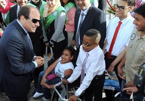 طفلة من ذوي الاحتياجات تشارك السيسي في افتتاح فندق للقوات المسلحة