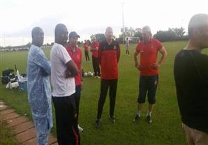 بالصور- أزمة الملعب والسيول تواجه تدريب الأهلي بمالي