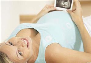 العلماء يحددون العمر المثالي للمرأة لإنجاب الطفل الأول