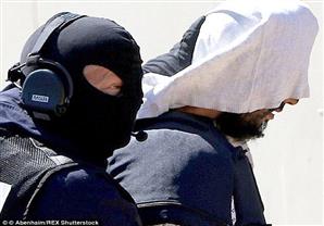 فرنسي بتنظيم داعش يقتل ربّ عمله ويتصور "سيلفي" مع جثته - (صور)