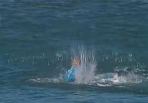 بالفيديو.. لحظة هروب بطل ركوب الأمواج من سمكة قرش 