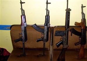 بحوزته 5 بنادق آلية.. ضبط أحد المتهمين بإصابة طالب بطلق ناري في أسيوط