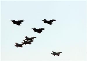 طلاب القوات الجوية يقدمون عرضاً لمحاكاة الضربة التي تم تنفيذها ضد داعش 