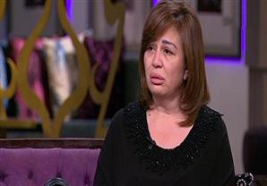 إلهام شاهين باكية: "مش مصدقة أني مش هشوف نور الشريف تاني"
