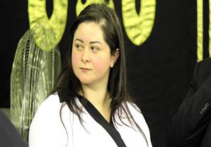 مي نور الشريف تتخلى عن "الأسود" في عزاء والدها