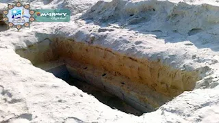 ما حكم وضع حجر أو تراب تحت رأس الميت عند الدفن؟.. الإفتاء توضح 