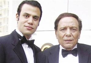 عادل إمام يكشف عن صورة نادرة لنجله محمد يشاركه أحد أشهر أفلامه