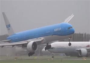 بالفيديو - لحظات مثيرة لهبوط طائرة بوينج في مطار أمستردام