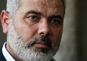 هآرتس: منع أخوات إسماعيل هنية من دخول قطاع غزة