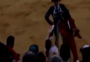 ناشطة تحاول حماية "ثور جريح" من سيوف المصارعين في لحظاته الأخيرة