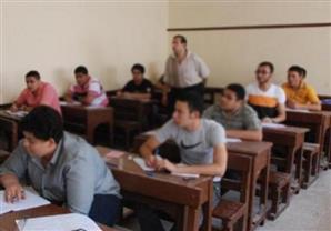 ''التعليم'': ضبط طالب يستخدم جسم معدني في الغش وطالبة معها 3 تليفونات محمول