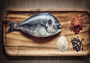 تريد التخلص من رائحة السمك في المنزل؟ إليك 5 حلول