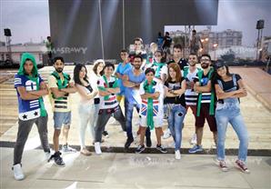 بالصور.. تامر حسني في كواليس تجهيزات حفله في نادي سموحة