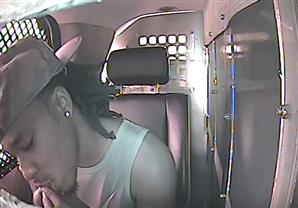 بالفيديو.. مجرم أمريكي يأكل إصبعه ليخفي بصمته 