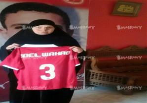 بالصور- والدة عبدالوهاب تتسلم قميص باسمه في ذكرى رحيله