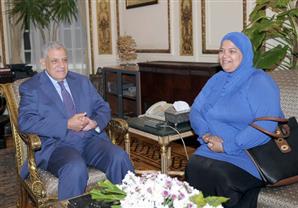 محلب يلتقي سيدة "صبايا الخير": "قالولي إنك عاوزة تشوفينى وأنا تحت أمرك"