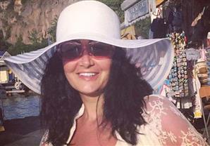 بالصور: اطلالات جديدة لغادة عبد الرازق في رحلة روما