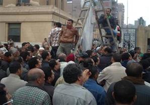 عمال غزل المحلة يمتنعون عن صرف رواتبهم احتجاجا علي عدم صرف علاوة الرئيس