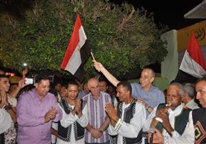 بالصور..محافظ ومدير أمن الوادي الجديد يقودان مسيرة ليلة احتفالا بقناة السويس الجديدة