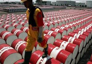 النفط يهبط بسبب مخاوف تخمة المعروض