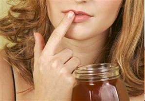 وسائل طبيعية للعناية بالشفاه في الخريف