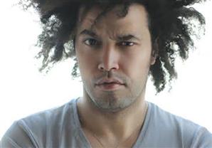 بالفيديو- عبدالفتاح جريني يرقص في كليبه الجديد  "ده حبيبي "