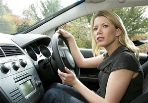 بالفيديو.. أغرب تصرف لسيدة أثناء قيادة سيارتها