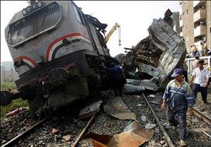 اصطدام قطار بسيارة نقل على خط سكة حديد السويس