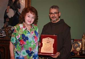 بالصور- الأب بطرس دانيال يطمئن على صحة ليلى طاهر ويهديها آية قرآنية