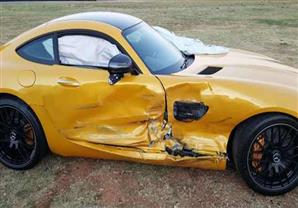 بالفيديو.. عمال مرسيدس يحطمون سيارتان جديدتان بملايين الجنيهات