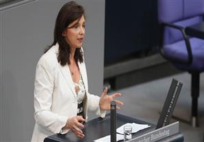 نائبة رئيسة البرلمان الألماني تعارض دعوة البابا لإجراء مفاوضات سلام في أوكرانيا