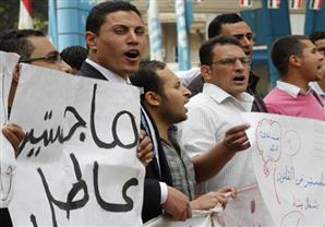 اشتباكات بين الأمن وحملة الماجستير والدكتورة أمام مجلس الوزراء