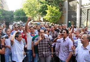 بالفيديو.. موظفو الضرائب "يتلقون العزاء في الحكومة " احتجاجًا على "الخدمة المدنية"