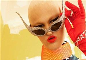 بالصور: عارضة صلعاء دون أسنان تكسر معايير عالم الأزياء والموضة